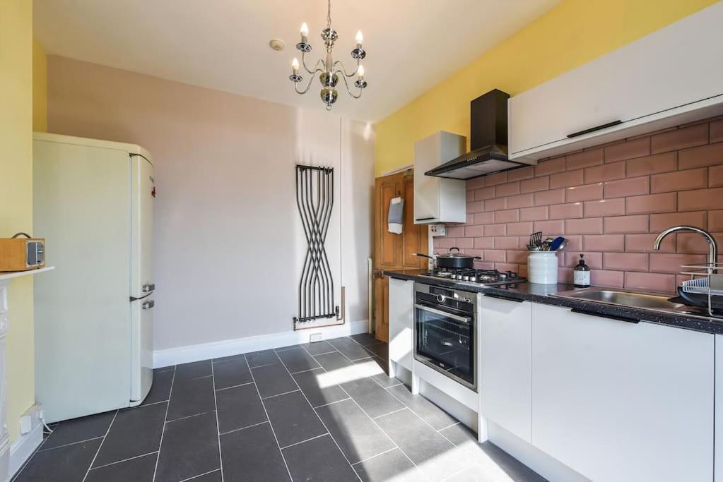 Traditional 3-Bed Property In Pontcanna With Parking คาร์ดิฟฟ์ ภายนอก รูปภาพ